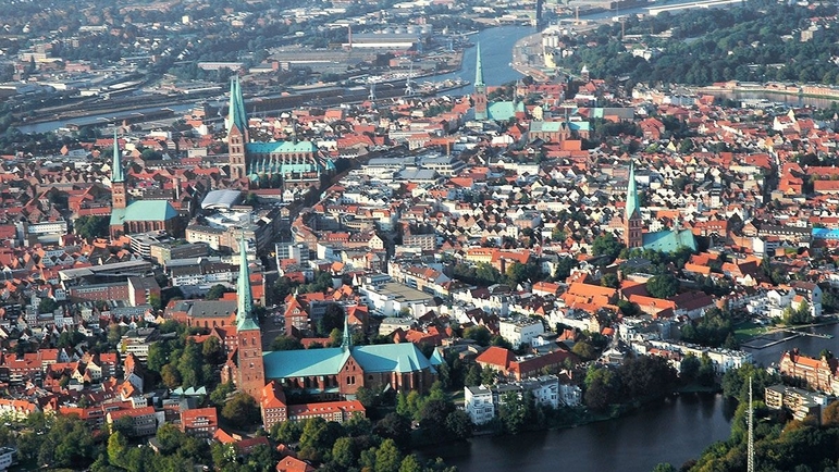 Benefiz-Sonderführung durch die UNESCO-Welterbe-Altstadt Lübeck inkl. Kirchenführung im Dom, Start am Holstentor